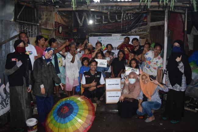 Bantuan Paket Pangan untuk warga kampung Pemulung